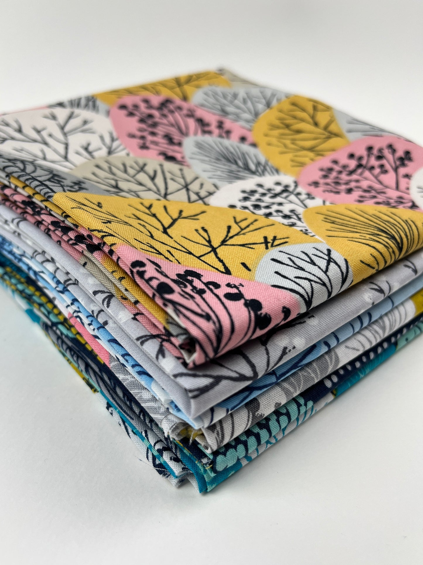 FAT QUARTER BUNDLE - Mixed organic quilting cotton fabrics (trees)